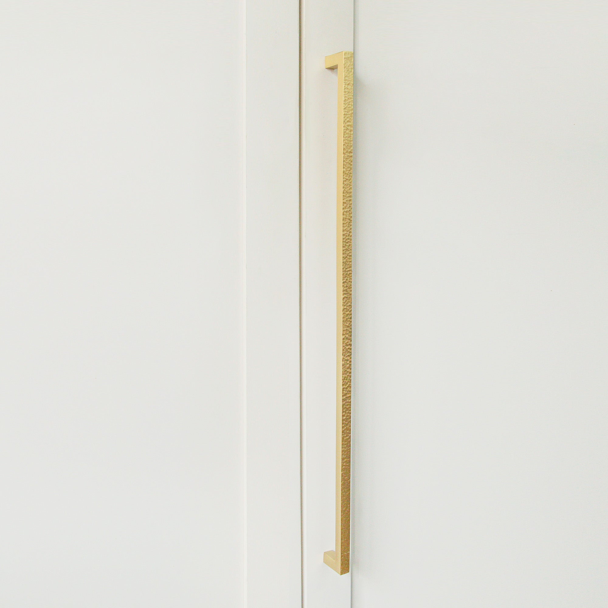 Hammered Brass Slim 18" Panel Appliance Bar Pull - Modern